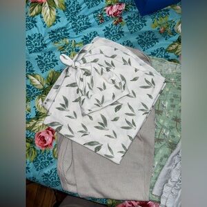 Neutral Leaf Print Baby Swaddle and Hat Set - White & Olive